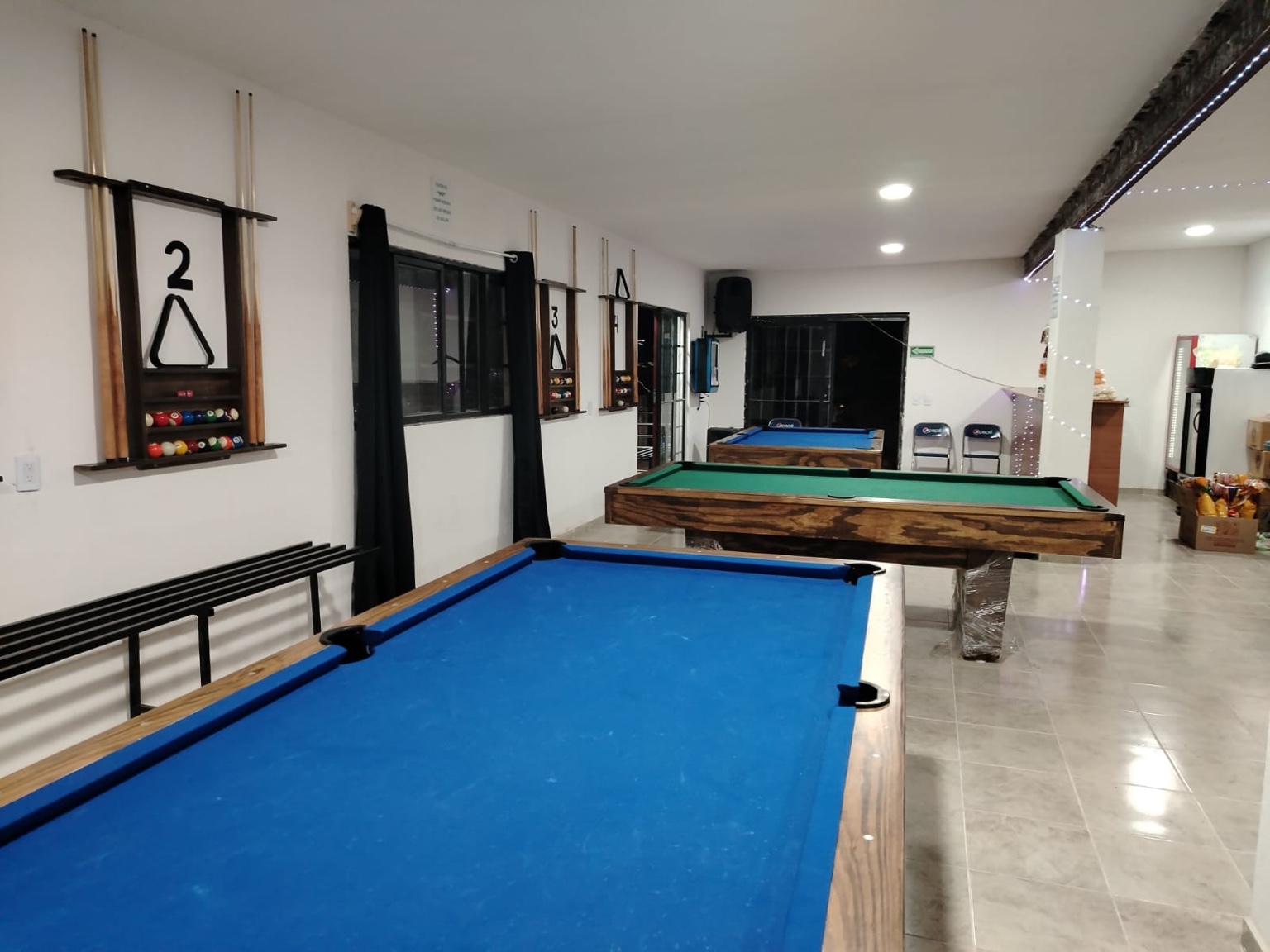 Interior de Billar Fersitos con mesas de billar