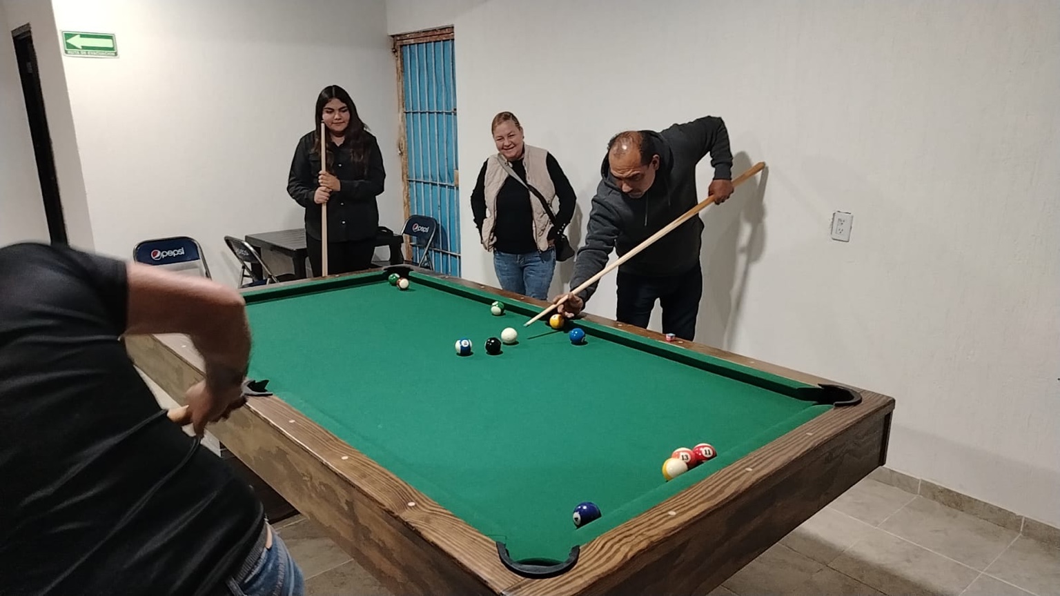 Personas jugando billar